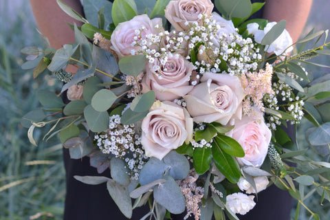 How to Create a Balanced Living Space with Fresh Flowers and Interior Design?
