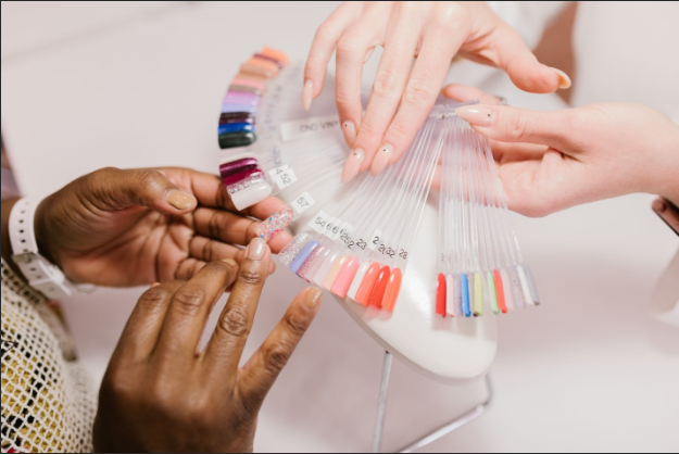 What Nail Salon Reviews Reveal About Cleanliness, Comfort, and Service Expectations