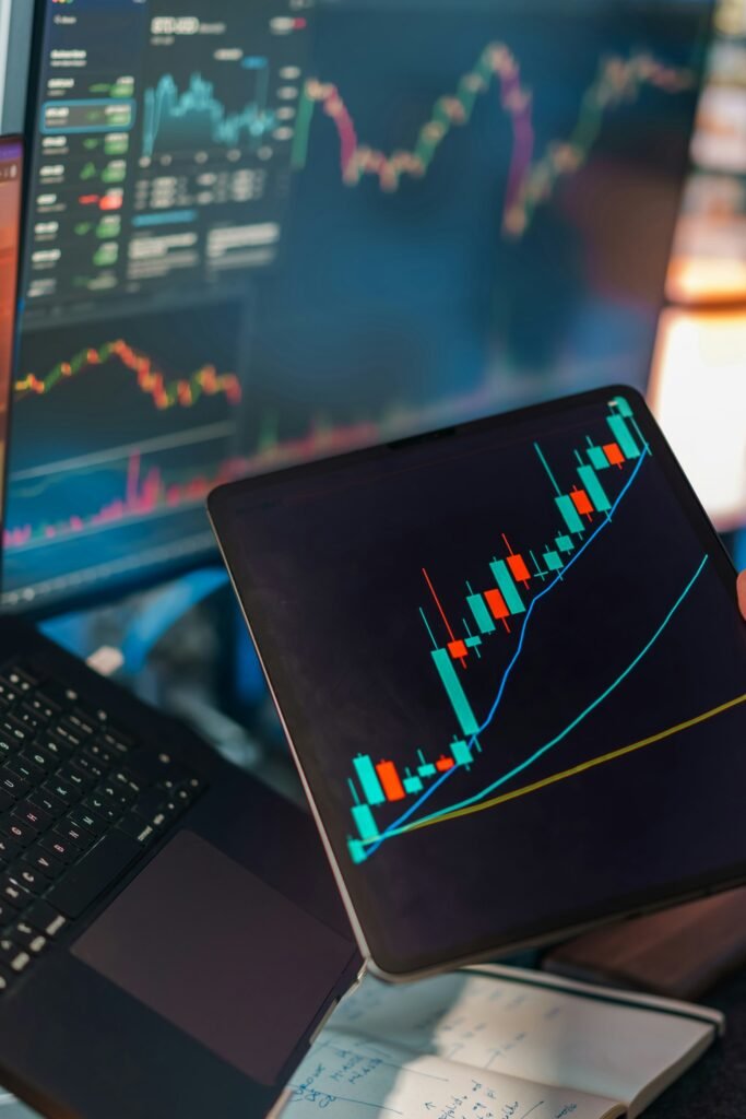 How Nasdaq-100 rebalancing works - trading charts on screens